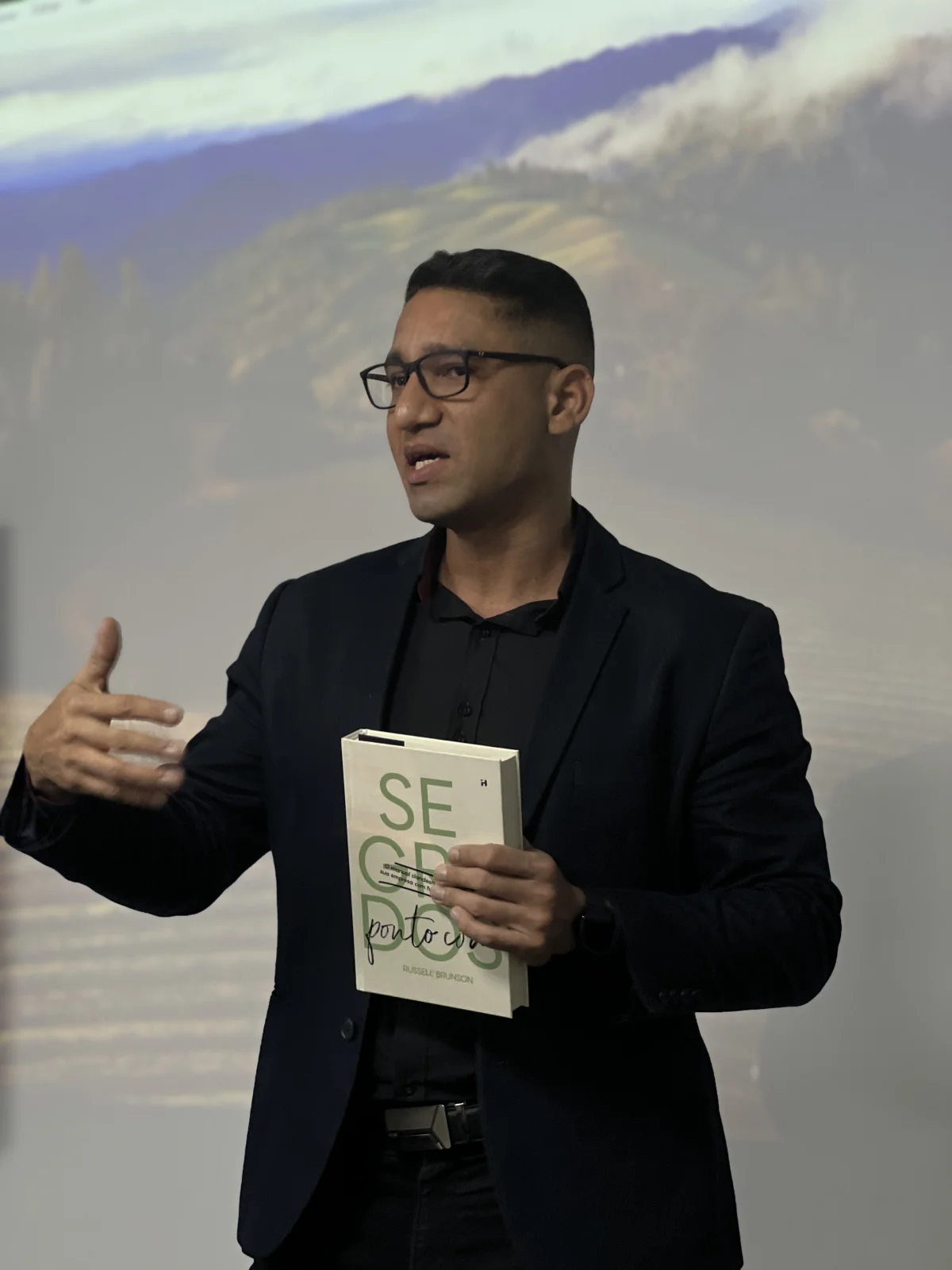 Lúcio Artes apresentando com livro Segredos do Ponto C em mãos
