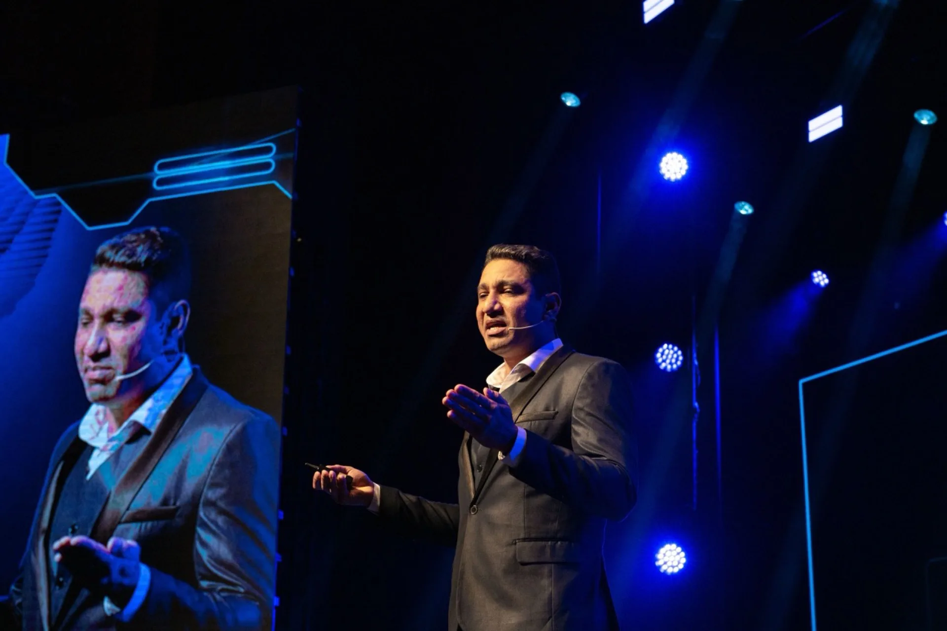 Lúcio Artes em palco, gestualizando durante apresentação
