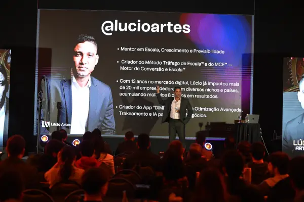 Em palco com slide @lucioartes — bio profissional