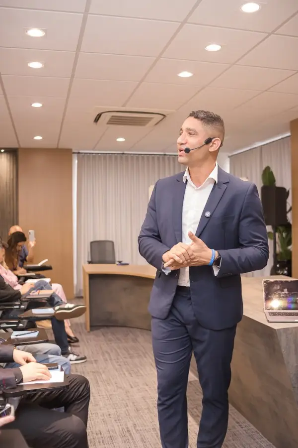 Em formação presencial com plateia tomando notas